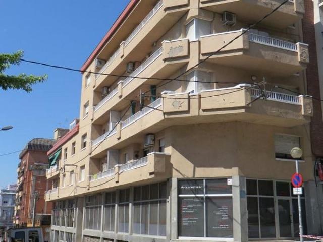 Local comercial en venta en calle Clos, Cerdanyola del Vallès, de 121 m² por 186.000