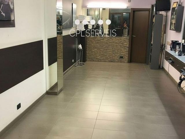 Local comercial en venta en avenida De Catalunya, Badalona, de 33 m² por 135.000