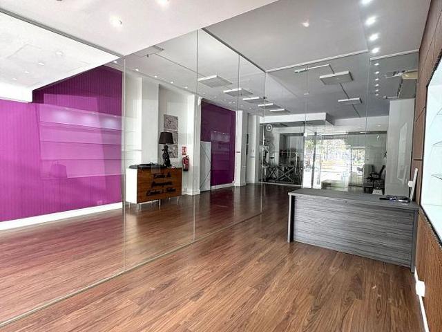 Local comercial en venta en avenida De Josep Tarradellas, Terrassa, de 123 m² 3 habitaciones por 129.000