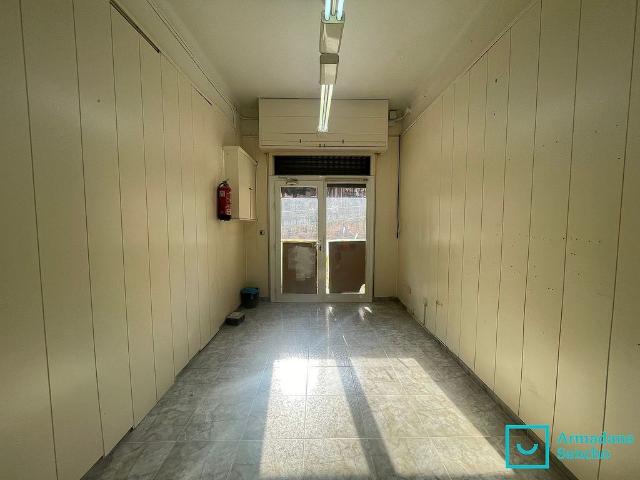Local comercial en venta en avenida De la Mare de Déu de Montserrat, Barcelona, de 15 m² 2 habitaciones por 69.000