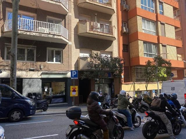 Local comercial en venta en avenida De la República Argentina, Barcelona, de 105 m² por 245.000