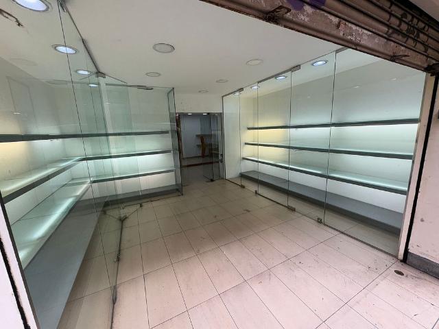 Local comercial en venta en avenida De la República Argentina, Barcelona, de 170 m² 2 habitaciones por 250.000