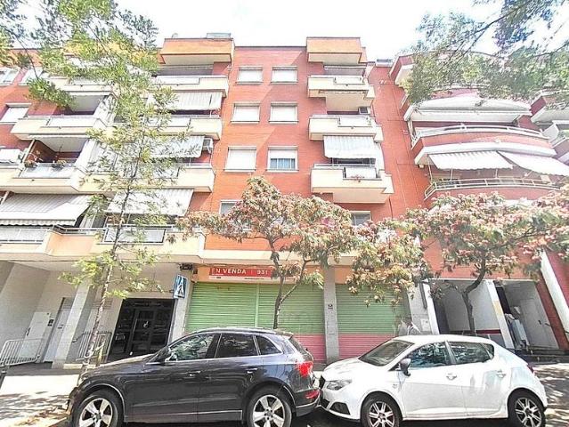 Local comercial en venta en avenida De la Roureda, Viladecans, de 769 m² 3 habitaciones por 231.280