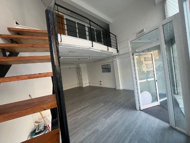Local comercial en venta en avenida De L'anselm de Riu, Santa Coloma de Gramanet, de 75 m² 3 habitaciones por 106.000