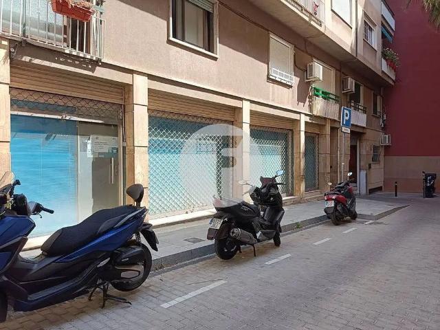 Local comercial en venta en avenida De Sant Ramon Nonat, Barcelona, de 425 m² por 625.000
