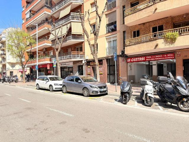 Local comercial en venta en avenida De Santa Coloma, Santa Coloma de Gramanet, de 270 m² 3 habitaciones por 269.000