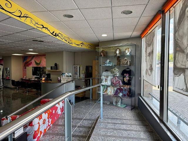 Local comercial en venta en avenida Del Vallès, Terrassa, de 187 m² 6 habitaciones por 180.000