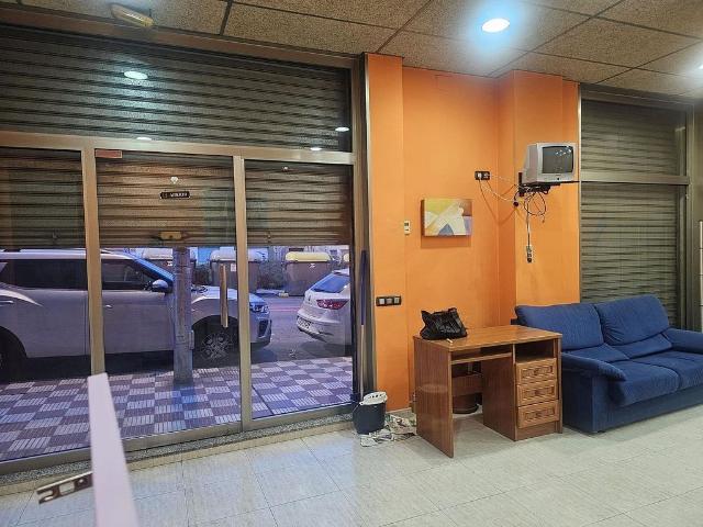 Local comercial en venta en avenida Francesc Macià, Esparreguera, de 60 m² por 99.999