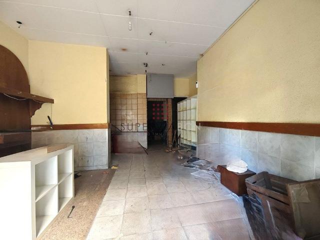 Local comercial en venta en calle De Tolrà, Barcelona, de 115 m² 3 habitaciones por 85.000