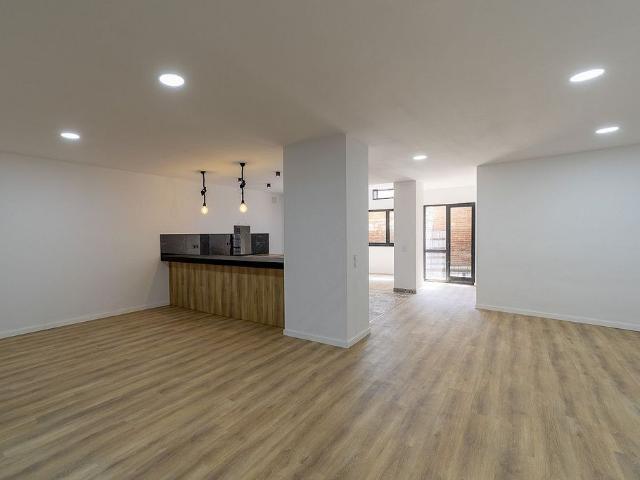 Local comercial en venta en Barcelona, de 352 m² 12 habitaciones por 259.000
