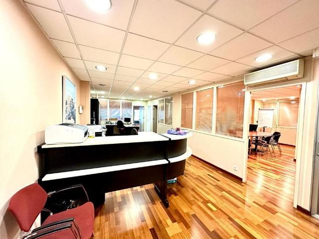 Local comercial en venta en calle Calabria Corsega, Barcelona, de 95 m² 5 habitaciones por 260.000