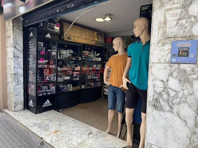 Local comercial en venta en calle De Francesc Llunell, Esplugues de Llobregat, de 599 m² por 280.000