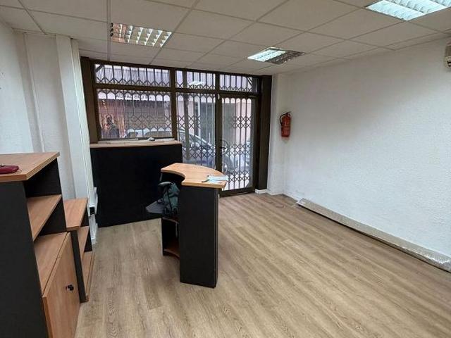 Local comercial en venta en Esplugues de Llobregat, de 115 m² 6 habitaciones por 186.000