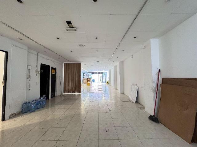Local comercial en venta en Esplugues de Llobregat, de 140 m² 2 habitaciones por 165.000