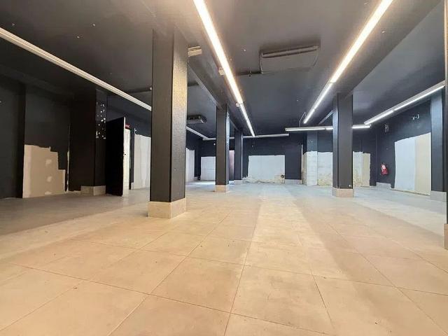 Local comercial en venta en Hospitalet de Llobregat, L´, de 200 m² 2 habitaciones por 174.000