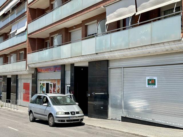 Local comercial de 200m2 con salida de humos en venta en Manresa