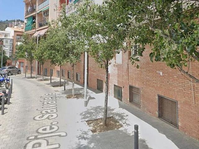 Local comercial en venta en pasaje D'en Salvatella, Santa Coloma de Gramanet, de 64 m² 3 habitaciones por 96.000