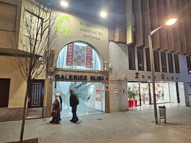 Local comercial en venta en paseo De Francesc Macià, Rubí, de 52 m² por 45.000