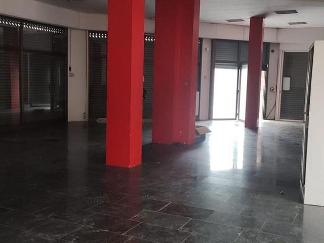 Local comercial en venta en plaza D'andreu Molins, Sant Adrià de Besos, de 187 m² por 280.000