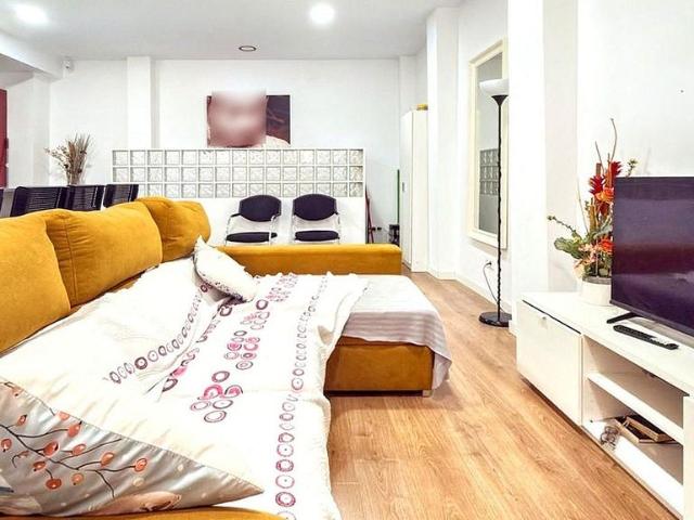 Local comercial en venta en plaza De Mossèn Clapés, Barcelona, de 104 m² 3 habitaciones por 165.000