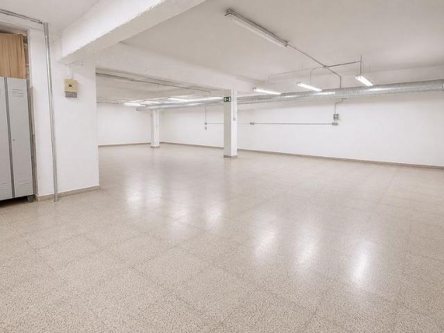 Local comercial en venta en plaza De Salvador Riera, Barcelona, de 275 m² 4 habitaciones por 279.000