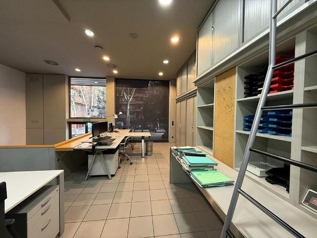 Local comercial en venta en plaza D'eguilaz, Barcelona, de 170 m² 7 habitaciones por 780.000