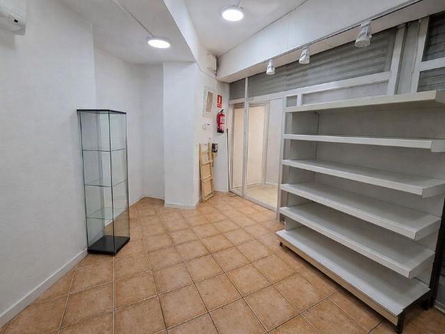 Local comercial en venta en plaza Dels Merinals, Sabadell, de 74 m² 2 habitaciones por 112.000