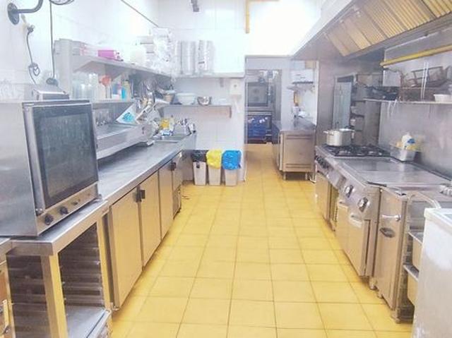 Local comercial en venta en rambla De Badal, Barcelona, de 80 m² 6 habitaciones por 390.000