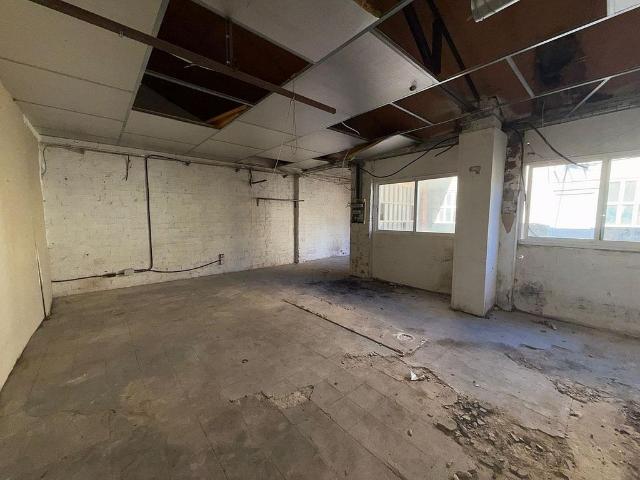 Local comercial en venta en Terrassa, de 255 m² 3 habitaciones por 120.000