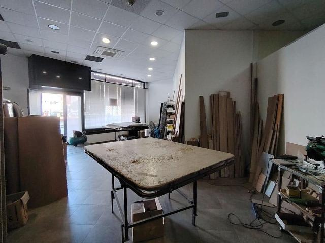 Local comercial en venta en calle De Saragossa, Terrassa, de 84 m² por 93.500