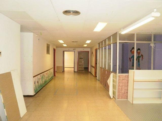 Local comercial en venta en travesía Flamicell, Sabadell, de 370 m² 3 habitaciones por 78.000