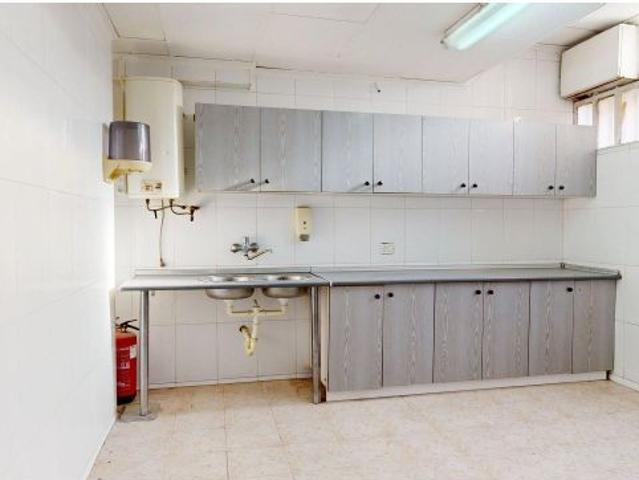 Local comercial en venta en Valdefierro: 162 m2 en esquina para crear tu negocio
