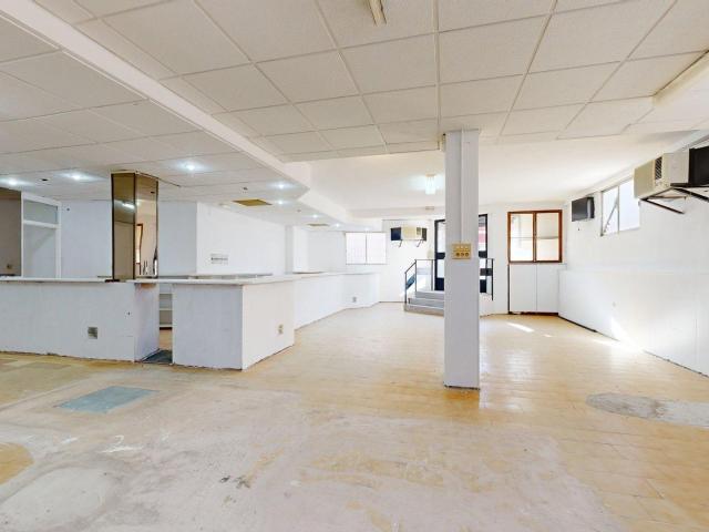 Local comercial en venta en Valdefierro: 162 m2 en esquina para crear tu negocio