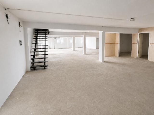 Local comercial en venta. El Molar