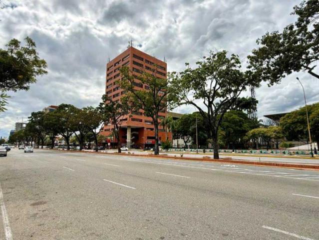 LOCAL COMERCIAL EN VENTA O ALQUILER EN AVENIDA BOLIVAR NORTE VALENCIA
