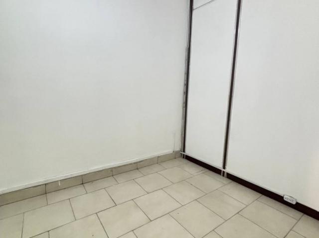 Local comercial en alquiler Res. Miracielos Los Teques