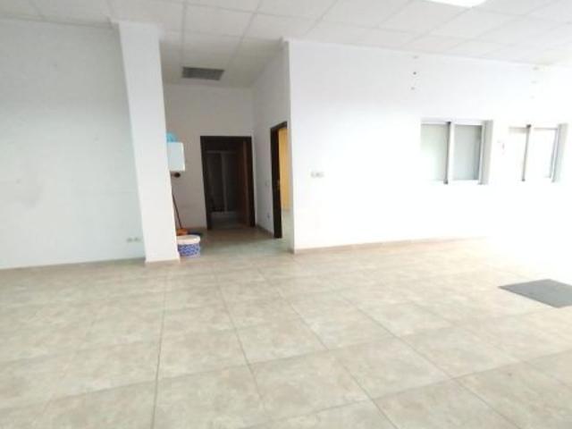 Local Comercial en Villalonga Amplio, Versátil y con Excelente Ubicación