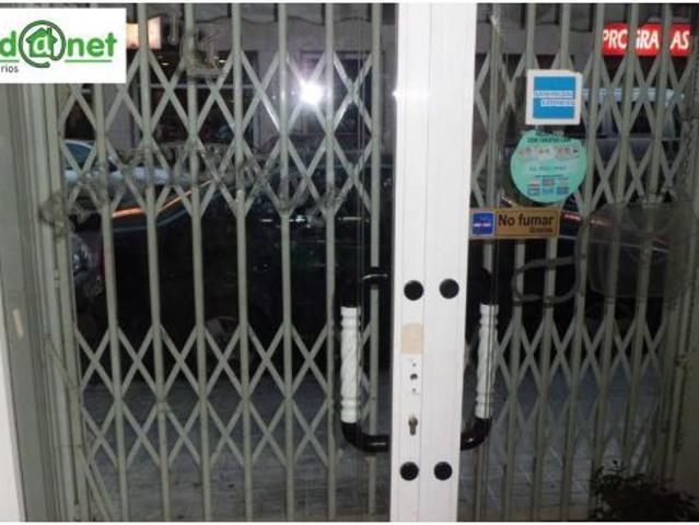 LOCAL COMERCIAL ESQUINA CON 10 ESCAPARATES