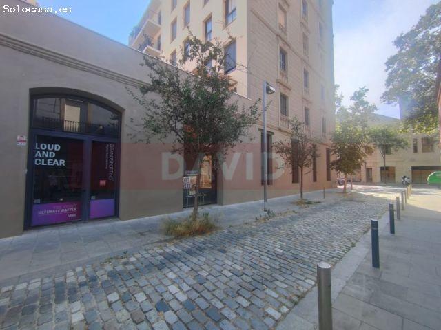 Local comercial esquinero con luz natural en Ramon Turró