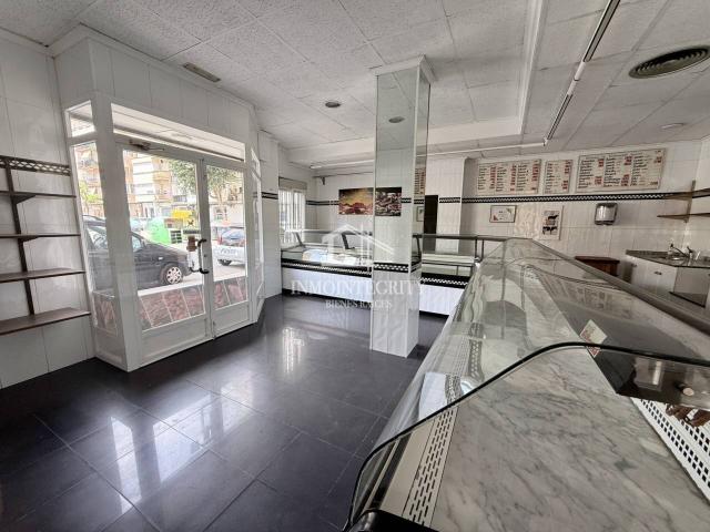 Local comercial esquinero con posibilidad de cambio de uso a vivienda