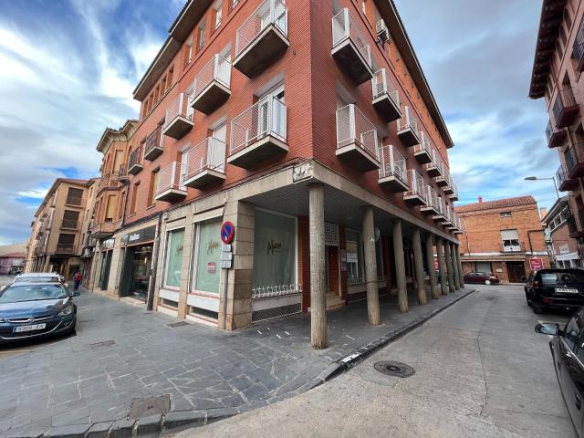 LOCAL COMERCIAL frente al Ayuntamiento