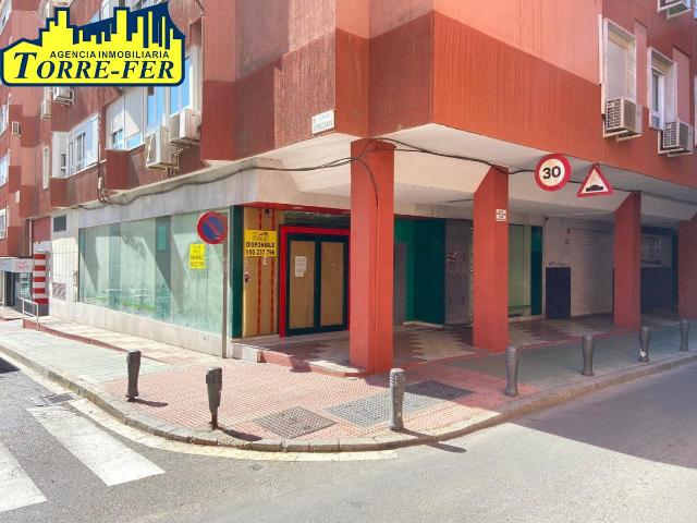 Local comercial haciendo esquina en Pedro Jover