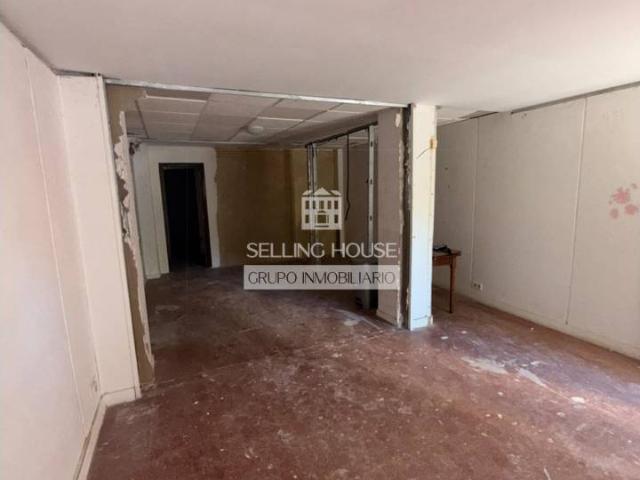 Local comercial junto a metro · 105 m² · Planta baja · Calle Alcàcer, Valencia