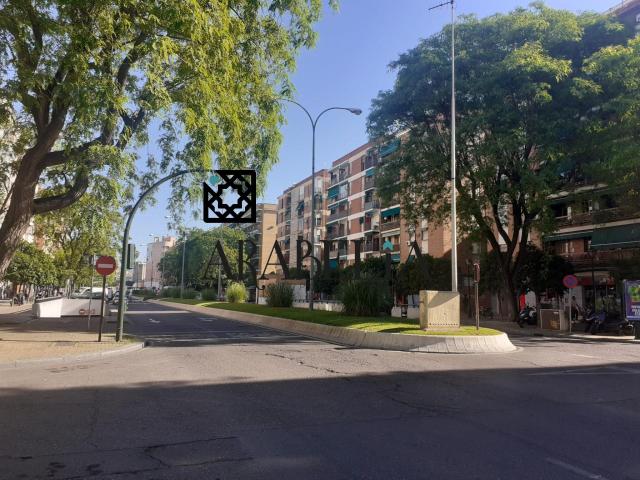 Local comercial junto Avenida Barcelona