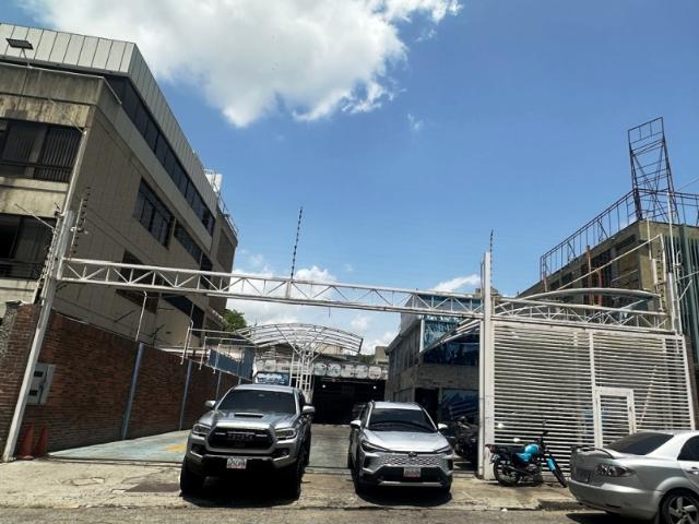 LOCAL COMERCIAL LA URBINA 550 Mts2