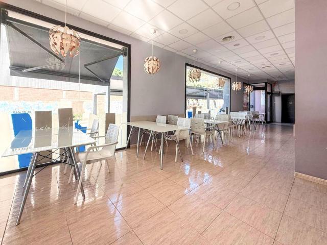 LOCAL COMERCIAL LISTO PARA ABRIR CON PARQUE INFANTIL Y TERRAZA CUBIERTA EN ALQUILER