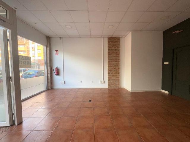 Local comercial luminoso en ubicación estratégica en Los Corrales de Buelna