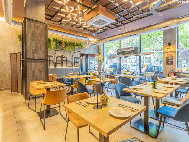 Local comercial moderno con terraza en Alcorcón