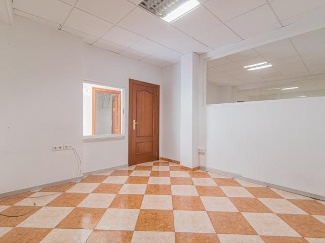 LOCAL COMERCIAL MUY AMPLIO CON 7 DESPACHOS INDIVIDUALES Y GRAN ESCAPARATE EN BARRIO PAJARITOS