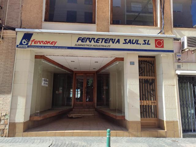 LOCAL COMERCIAL MUY CENTRICO CON ACCESO POR DOS CALLES
